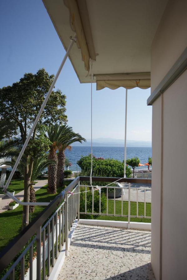 Akrogiali Beach Rooms อมารินโธส ภายนอก รูปภาพ