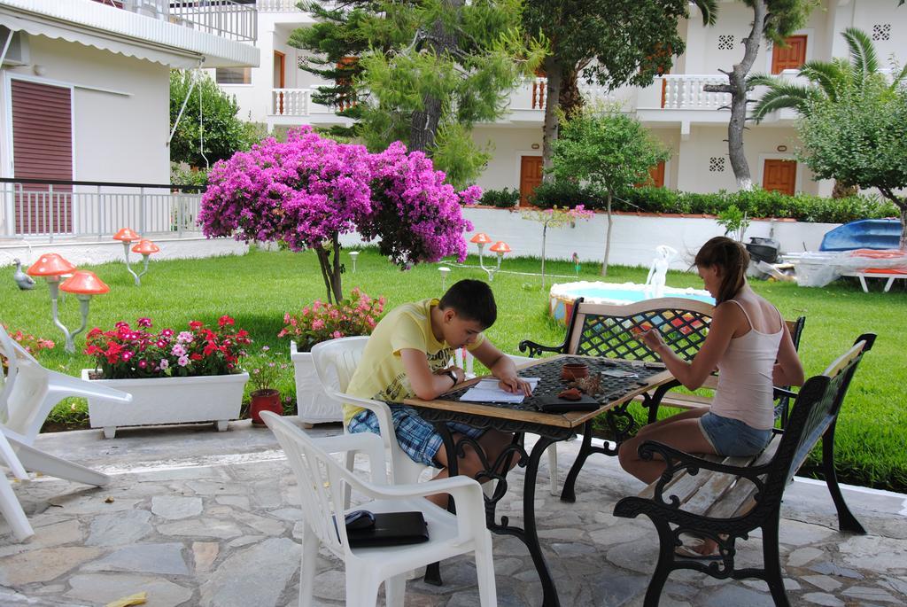 Akrogiali Beach Rooms อมารินโธส ภายนอก รูปภาพ