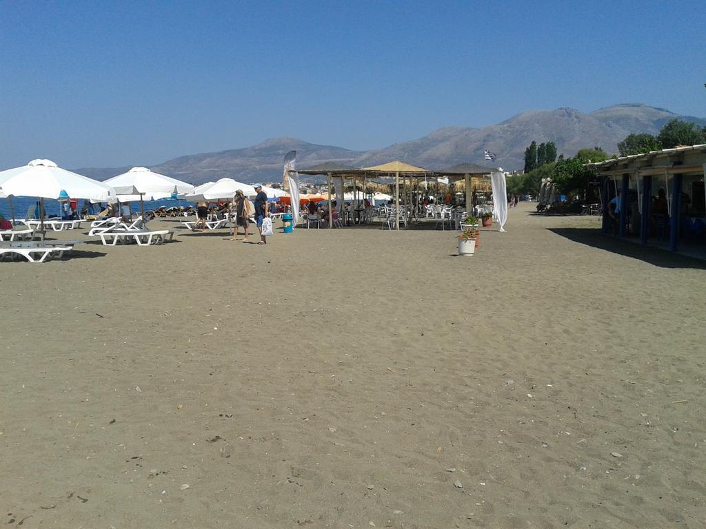 Akrogiali Beach Rooms อมารินโธส ภายนอก รูปภาพ