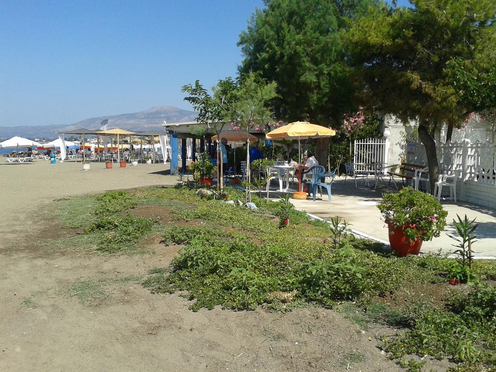 Akrogiali Beach Rooms อมารินโธส ภายนอก รูปภาพ
