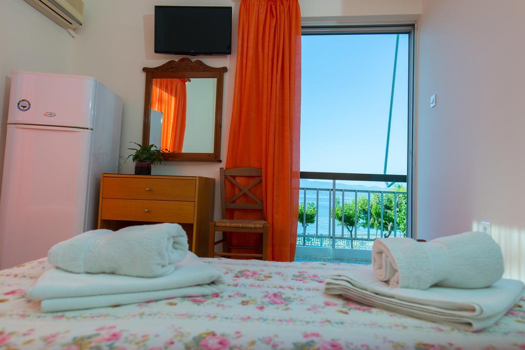 Akrogiali Beach Rooms อมารินโธส ภายนอก รูปภาพ