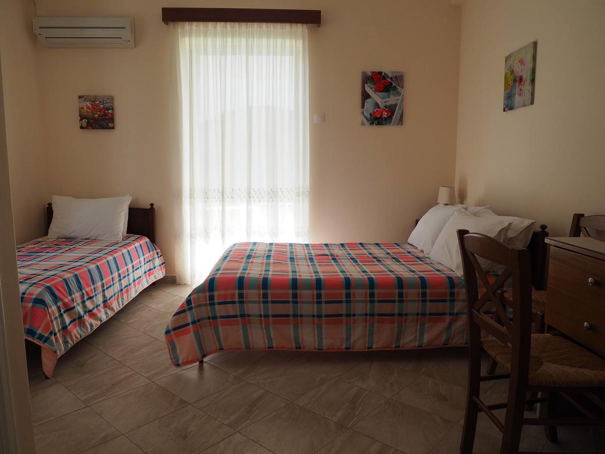 Akrogiali Beach Rooms อมารินโธส ภายนอก รูปภาพ